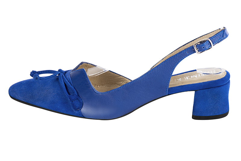 Electric blue women's open back shoes, with a knot. Tapered toe. Low flare heels. Profile view - Florence KOOIJMAN